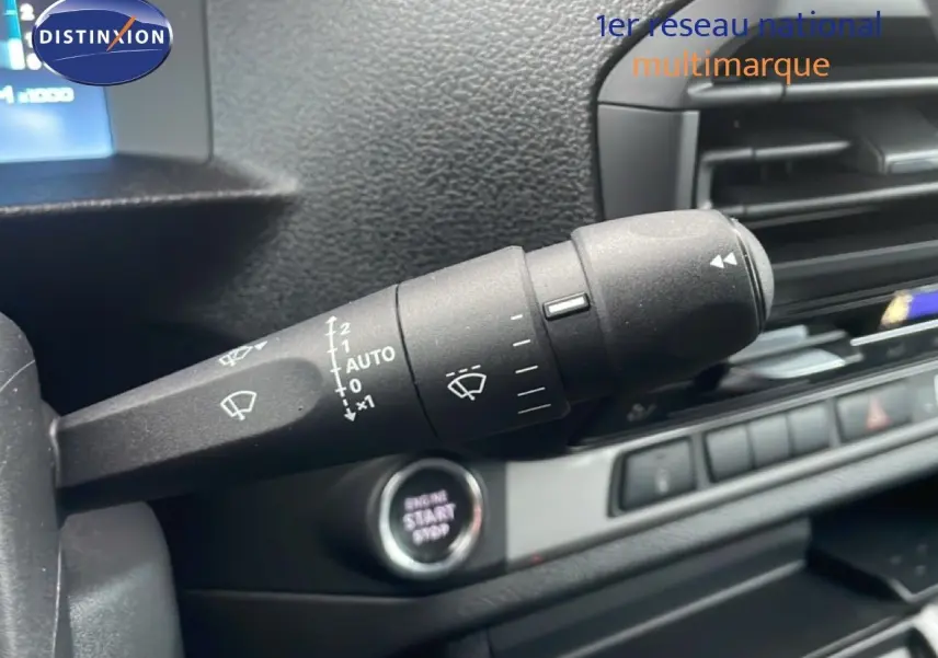 Gros plan sur la commande d’essuie-glace du Citroën Jumpy Long L3 gris titane, avec bouton start/stop en arrière-plan.