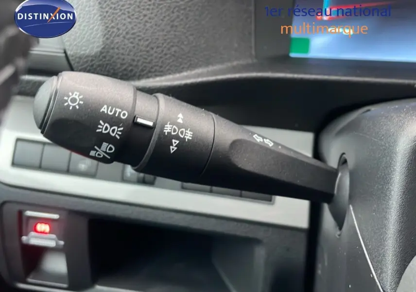 Gros plan sur la manette de commande des phares et clignotants dans l'habitacle du Citroën Jumpy Cabine Approfondie gris titane.
