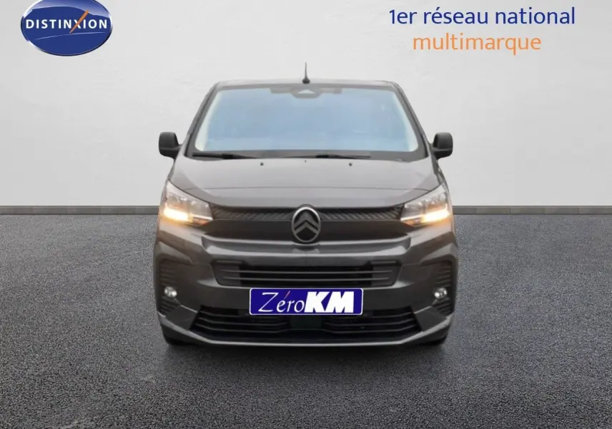 Vue avant d'un Citroën Jumpy Cabine Approfondie gris titane métal avec feux allumés sur fond neutre.