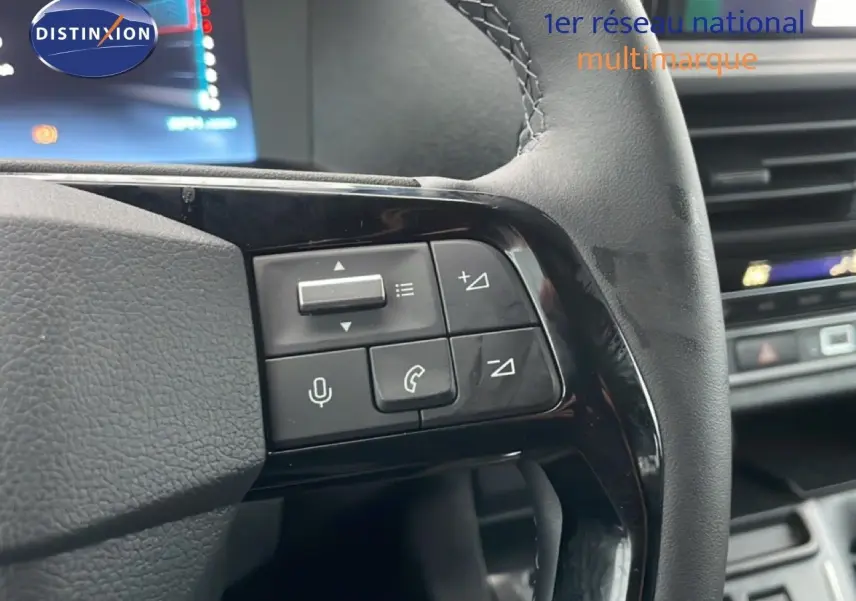 Gros plan sur les commandes au volant en cuir noir du Citroën Jumpy Cabine Approfondie 2025, intérieur moderne.