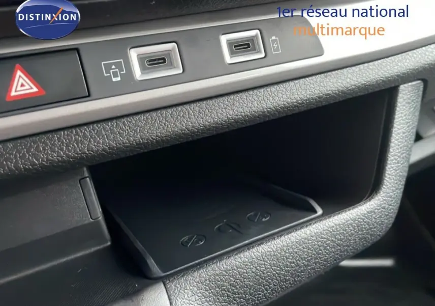 Gros plan sur la console centrale noire du Citroën Jumpy Long L3 2025, avec ports USB-C et zone de recharge sans fil.