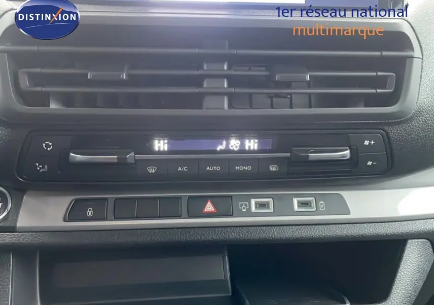 Gros plan sur la console centrale du Citroën Jumpy Long L3 gris titane, montrant les commandes de climatisation et ports USB.