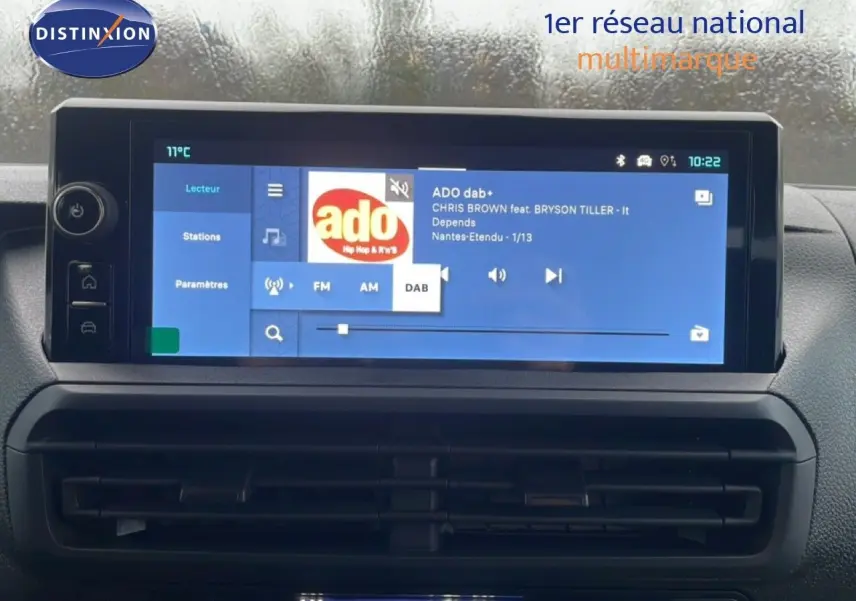 Écran tactile central du tableau de bord du Citroën Jumpy Long L3 gris titane, affichant une radio numérique.