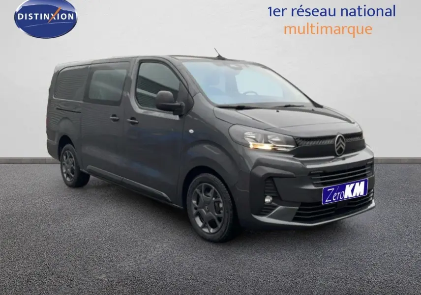 Vue 3/4 avant droit d'un Citroën Jumpy Cabine Approfondie gris titane métal avec calandre noire et jantes foncées.