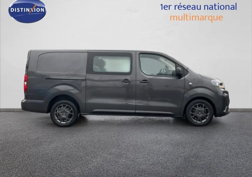Profil latéral droit d’un Citroën Jumpy Cabine Approfondie gris titane métal, version longue L3, roues noires et vitres teintées.