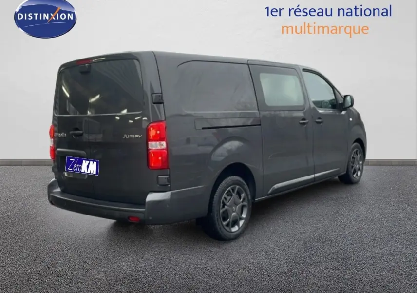 Vue 3/4 arrière droite d’un Citroën Jumpy Cabine Approfondie gris titane métal, avec vitres teintées et jantes spécifiques.