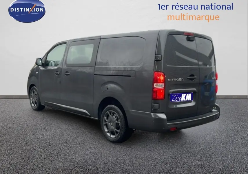 Vue 3/4 arrière droite d'un Citroën Jumpy Cabine Approfondie gris titane métal sur fond neutre.