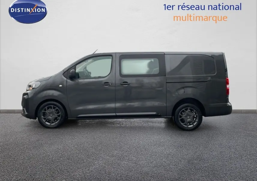 Profil latéral gauche d'un Citroën Jumpy Cabine Approfondie gris titane métal, version longue L3, avec vitres teintées arrière.