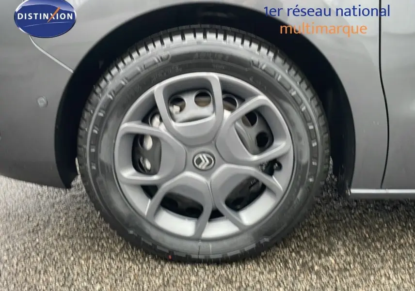Gros plan sur la roue avant gauche du Citroën Jumpy Cabine Approfondie gris titane métal, mettant en valeur la jante design.