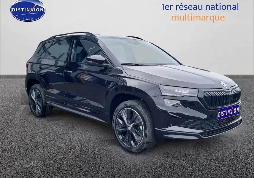 Vue 3/4 avant droite du SUV SKODA KAROQ noir 2025 avec jantes alliage et calandre marquée sportline.
