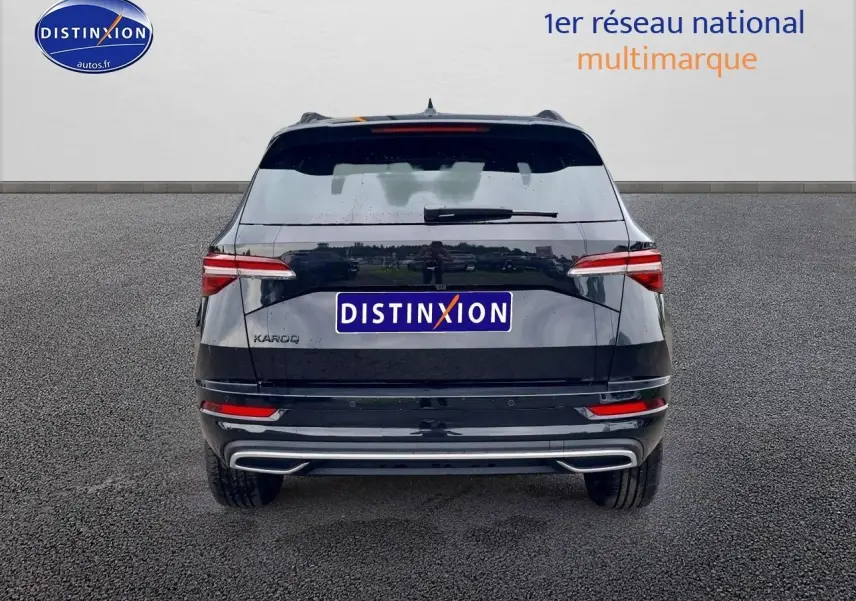 Vue arrière d'un SUV Skoda Karoq noir 2025 avec feux LED et double sortie d'échappement intégrée.