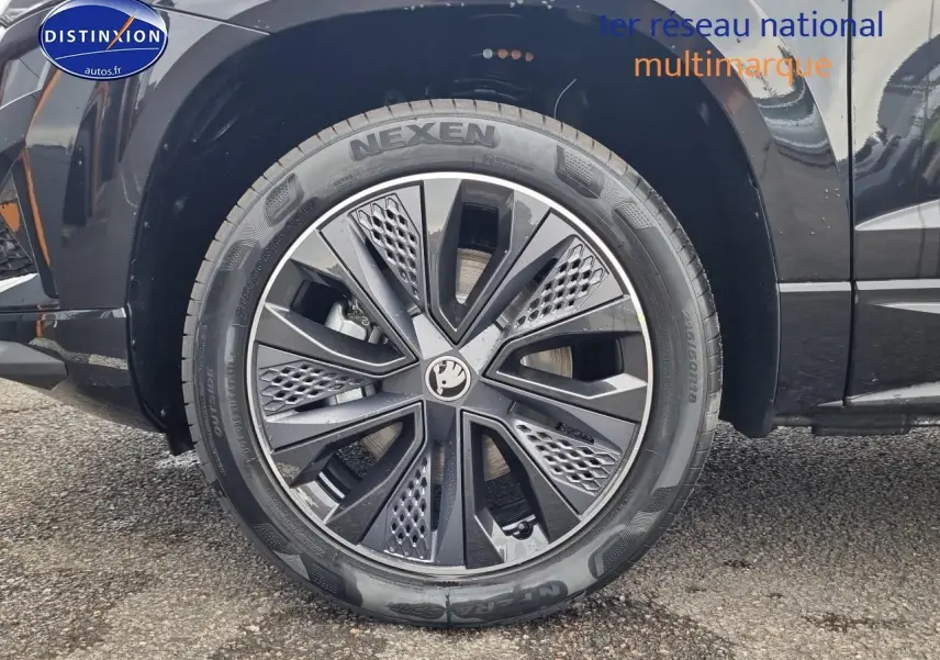 Gros plan sur la roue avant gauche noire du Skoda Karoq 2025 avec jante alu au design moderne.