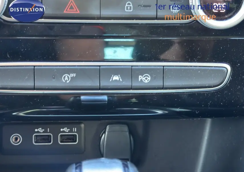 Gros plan sur la console centrale de la Renault Mégane Break 2024, montrant les boutons de contrôle et ports USB.