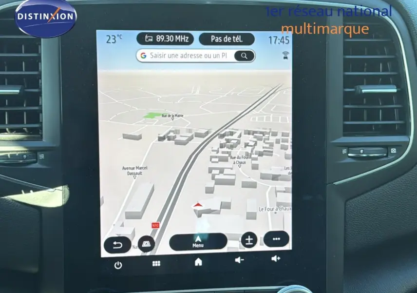 Écran tactile central de navigation GPS dans l’habitacle d’une Renault Mégane Break gris titanium, vue frontale rapprochée.
