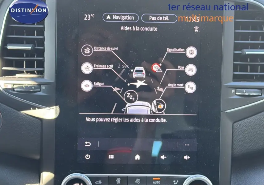 Vue de face de l'écran tactile central de la Renault Mégane Break gris titanium, affichant les aides à la conduite.