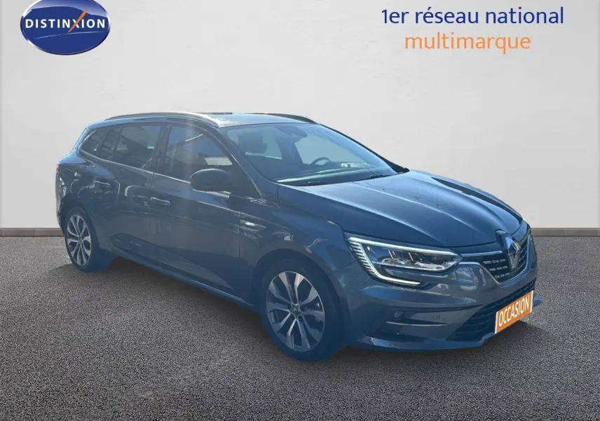 Renault Mégane Break gris titanium métal vue 3/4 avant droit, avec feux LED et jantes bi-ton 17 pouces.