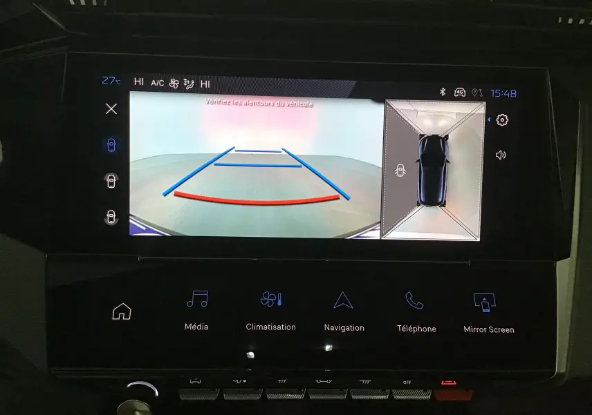 Écran tactile intérieur montrant la caméra de recul et la vue 360° du tableau de bord d'une Peugeot 308 2025.