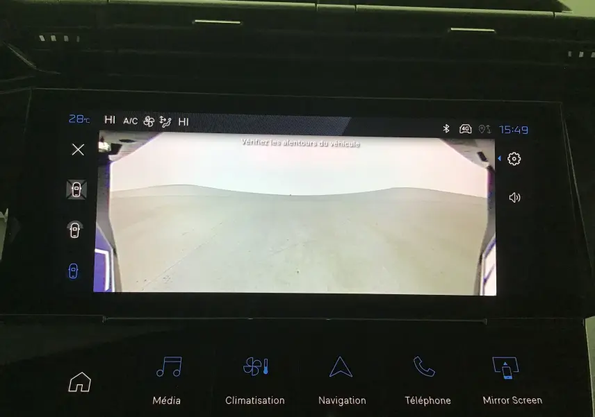 Écran intérieur de la Peugeot 308 2025 montrant la caméra 360 avec vue panoramique extérieure grise.