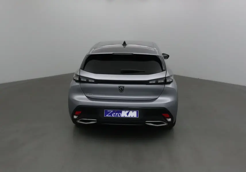 Vue arrière d'une Peugeot 308 gris Artense 2025 avec feux LED et double sortie d'échappement intégrée.