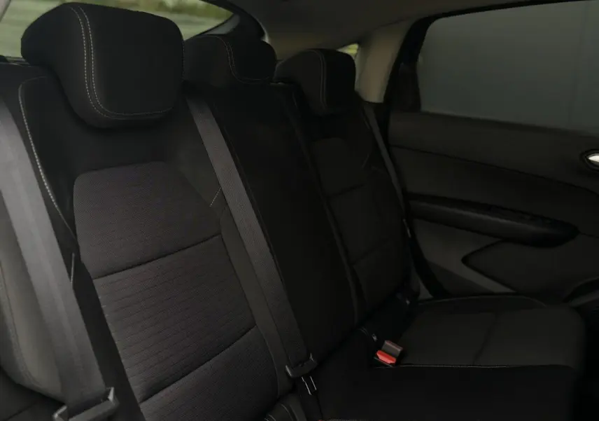 Vue intérieure sur la banquette arrière noire avec appuie-têtes et ceintures de sécurité du Renault Arkana 2025.