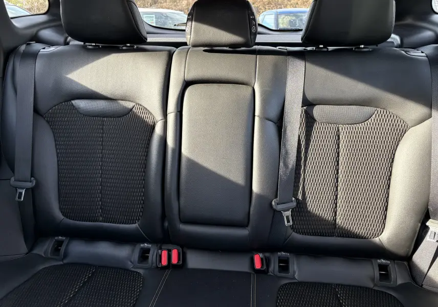 Vue intérieure de la banquette arrière noire du Renault Kadjar 2015, avec appuie-têtes et ceintures visibles.