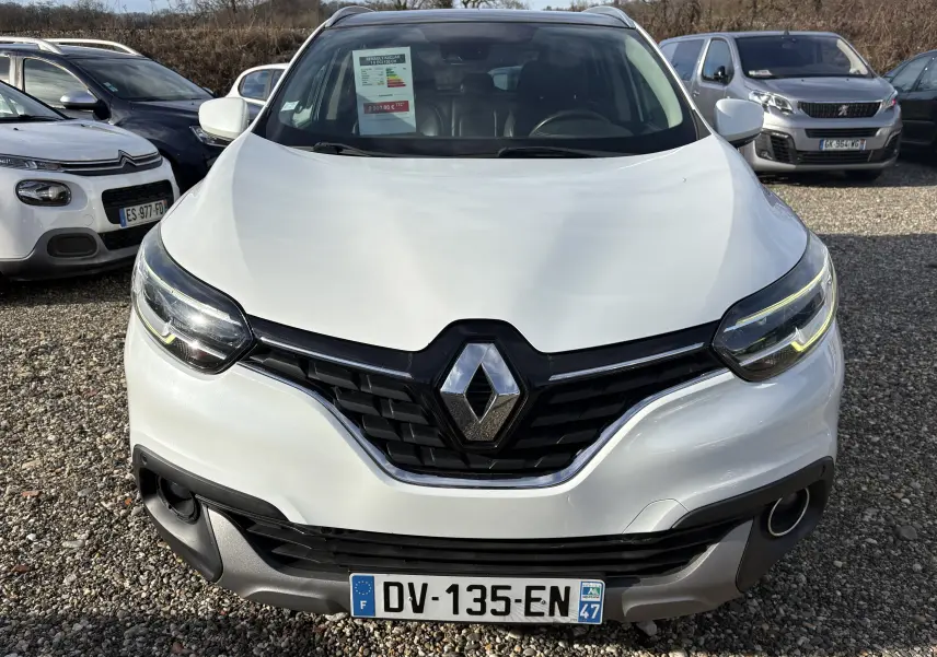 Vue avant d'un Renault Kadjar blanc de 2015 avec calandre noire et plaque d'immatriculation française visible.