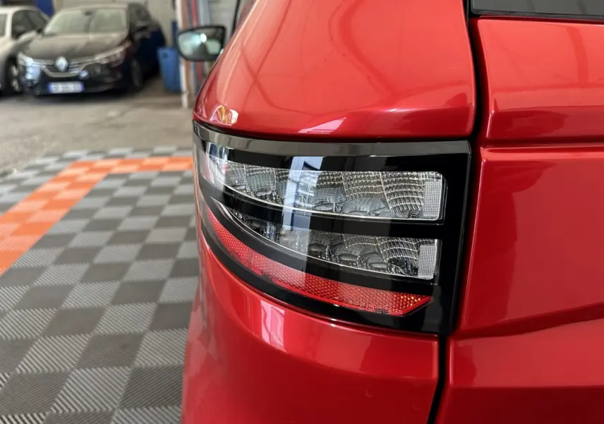 Gros plan sur le feu arrière droit rouge de l'AIXAM AMBITION E CITY PACK 2026, avec finition brillante et détails LED.