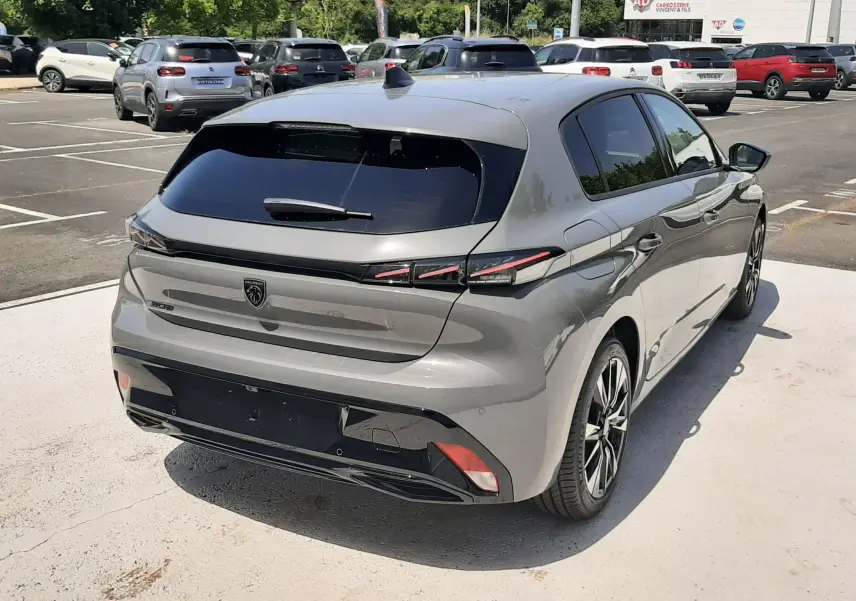 Peugeot 308 III Ph.2 gris selenium vue 3/4 arrière droit, feux arrière LED et jantes alliage visibles.