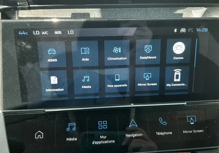 Écran tactile central de la Peugeot 308 gris selenium, affichant le menu multimédia et les options de navigation.