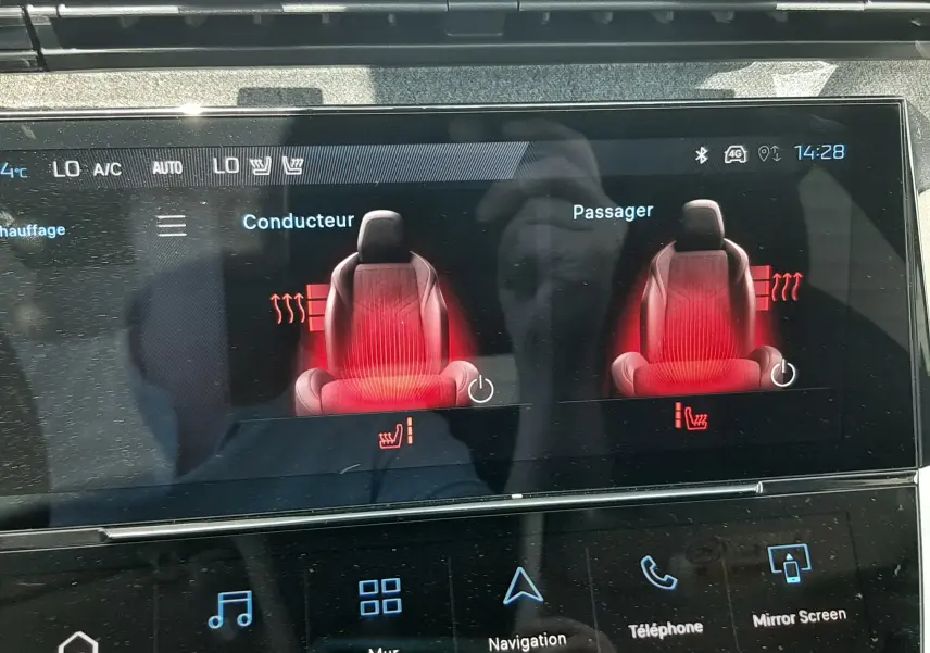 Écran tactile intérieur de la Peugeot 308 gris, affichant le réglage du chauffage des sièges conducteur et passager.