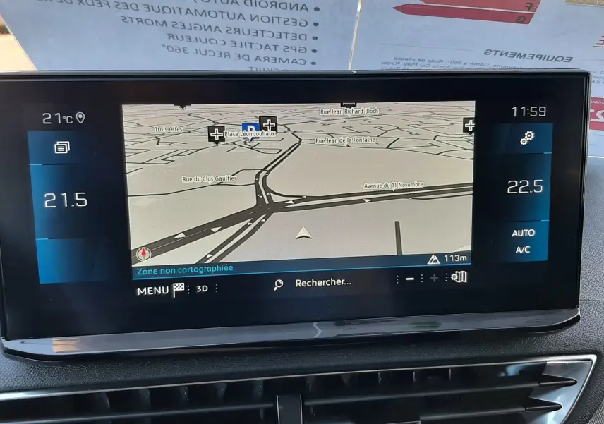 Écran tactile central du Peugeot 3008 2023 gris platinium, affichant la navigation et la climatisation automatique.