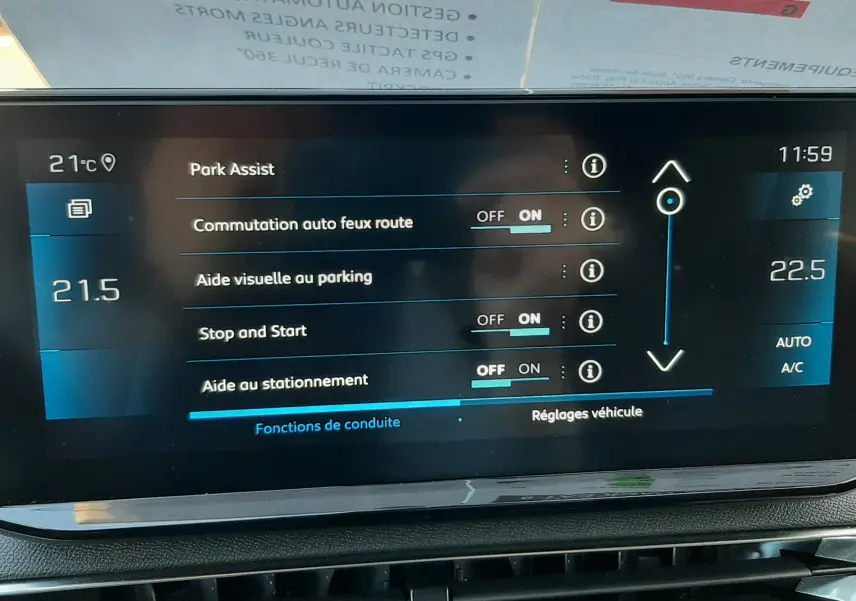 Écran tactile intérieur du Peugeot 3008 gris platinium, affichant les réglages d’aide au stationnement et climatiseur.