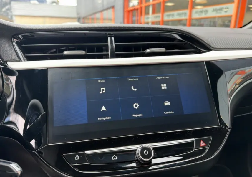 Écran tactile central de l’Opel Corsa Hybrid 110 e-DCT6 GS PK Confort, vue rapprochée de la console noire brillante.