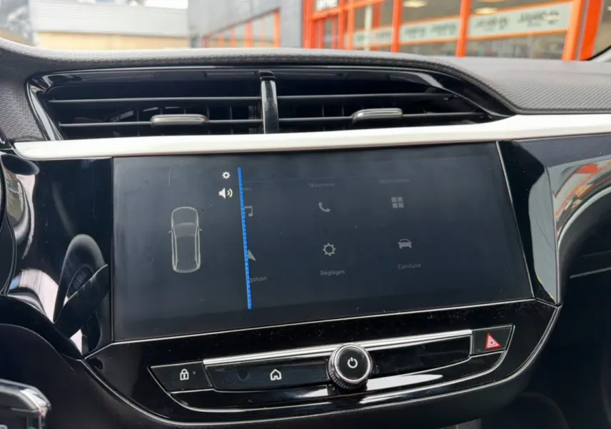 Vue rapprochée de l’écran tactile 10 pouces noir du tableau de bord de l’Opel Corsa Hybrid gris kristall.