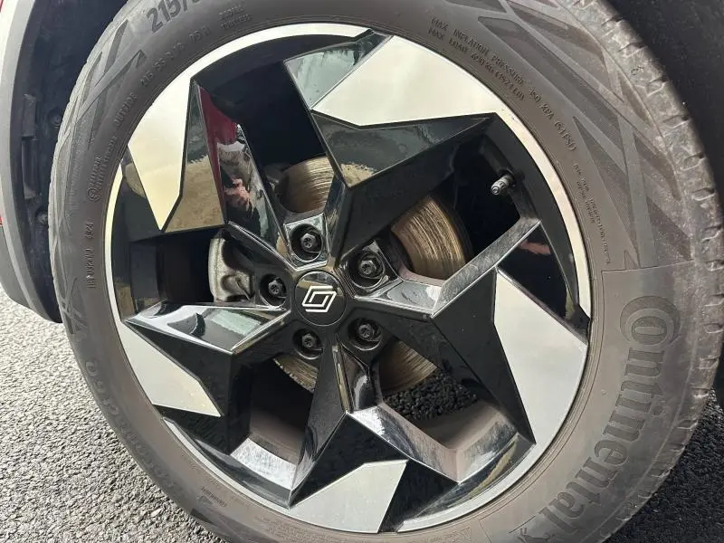 Gros plan sur la jante noire et argentée du Renault Captur 2025 Rouge Flamme/Noir Étoilé avec pneu Continental.