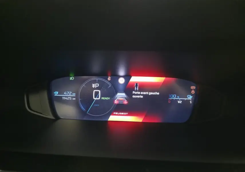 Tableau de bord numérique du Peugeot 408 électrique 2024 affichant porte avant gauche ouverte et autonomie batterie.