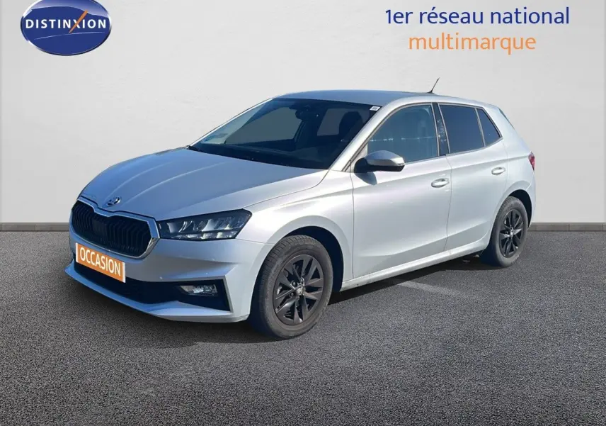 Vue 3/4 avant droite d'une Skoda Fabia 2025 couleur argent Reflex Silver Metal avec jantes noires et calandre noire.