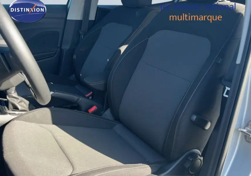 Vue intérieure côté conducteur des sièges en tissu gris noir d'une Skoda Fabia 2025 Reflex Silver Metal.