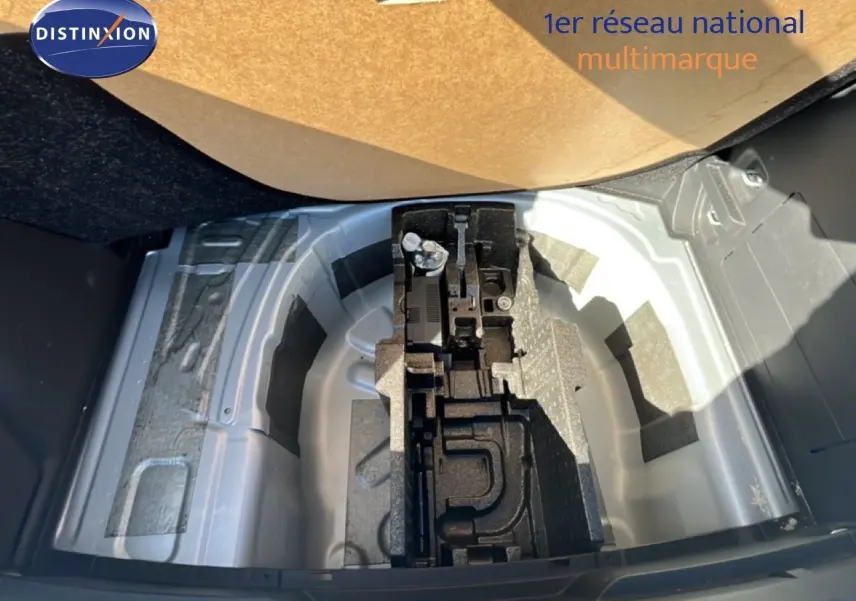 Coffre ouvert d’une Skoda Fabia Reflex Silver Metal 2025, montrant le rangement sous plancher avec outils et espace pour roue de secours.