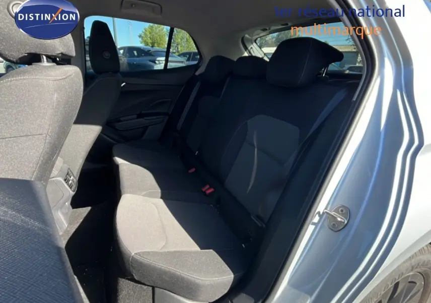 Vue intérieure côté droit sur la banquette arrière en tissu gris noir de la Skoda Fabia 2025 Reflex Silver Metal.