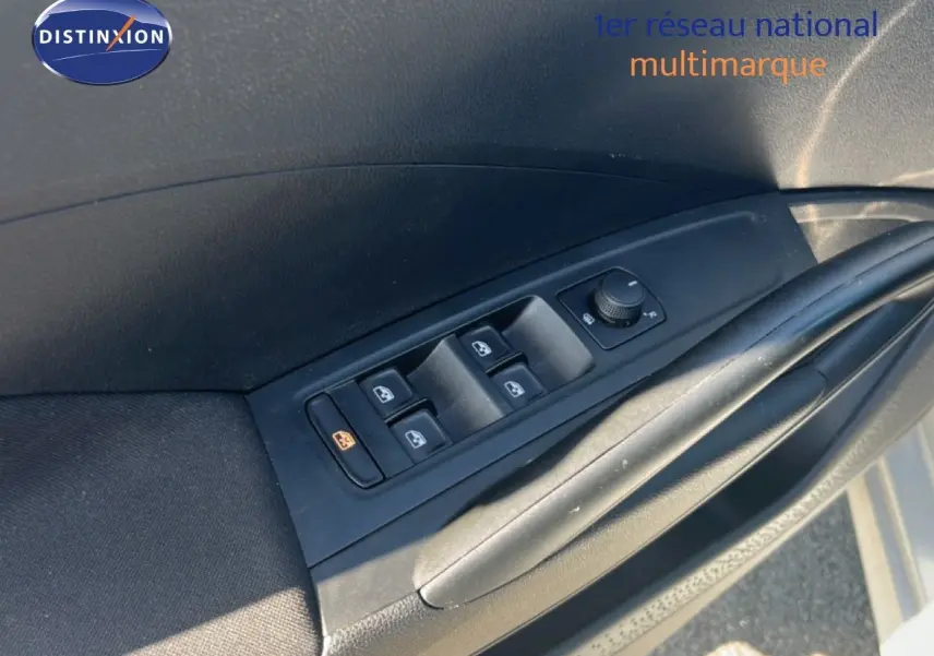 Gros plan sur la commande des vitres électriques et réglage des rétroviseurs côté conducteur d'une Skoda Fabia Reflex Silver.