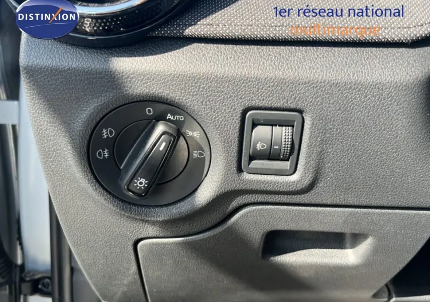 Détail du tableau de bord côté gauche avec commande des phares sur Skoda Fabia 2025 couleur argent métallisé.