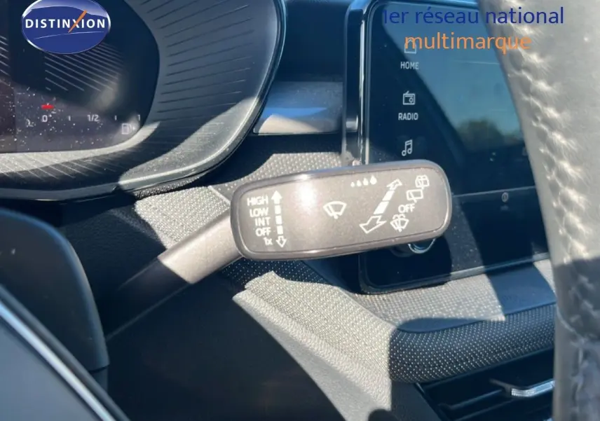 Gros plan sur la manette d'essuie-glace côté gauche du tableau de bord d'une Skoda Fabia 2025 gris argent.