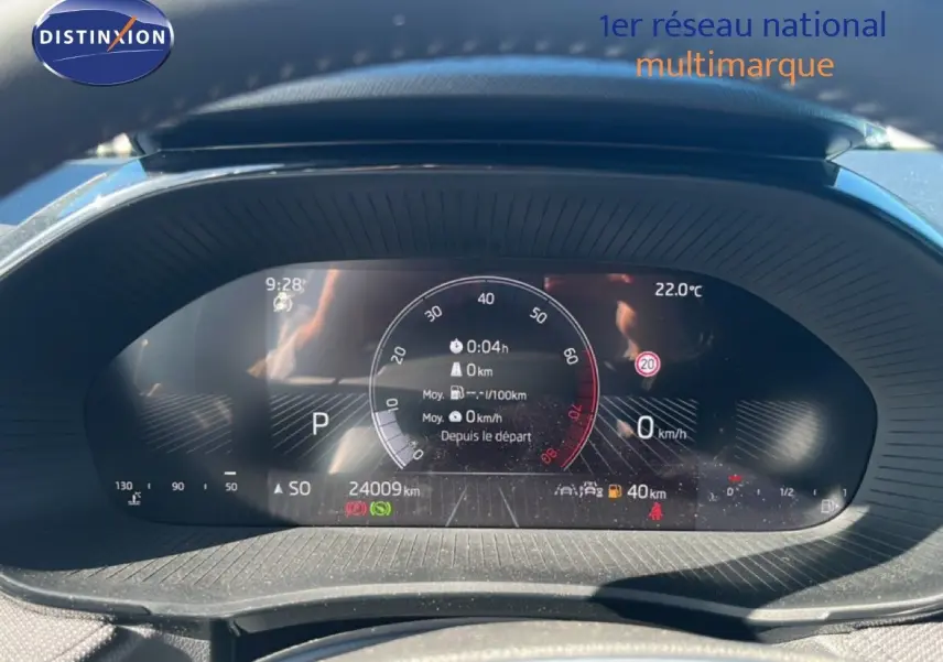 Tableau de bord numérique de la Skoda Fabia 2025 en vue frontale, affichant compteur et informations de conduite.