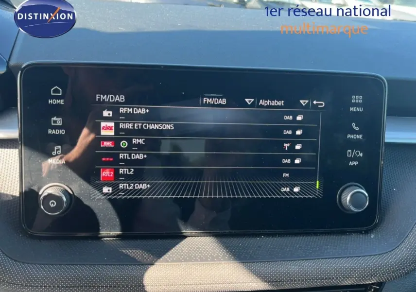 Écran tactile multimédia de la Skoda Fabia 2025 en Reflex Silver, affichant la liste des radios FM/DAB.