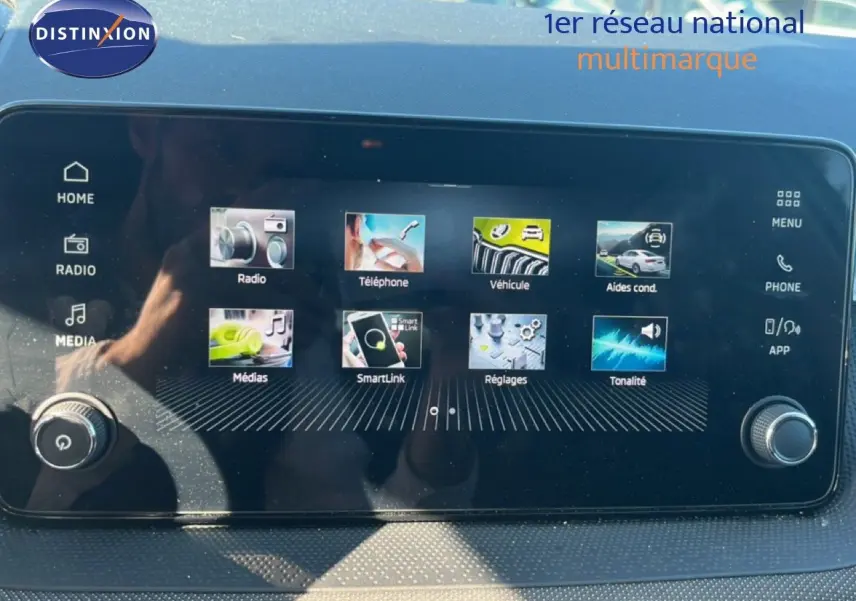 Écran tactile central de la Skoda Fabia 2025 affichant le menu principal avec plusieurs icônes colorées.