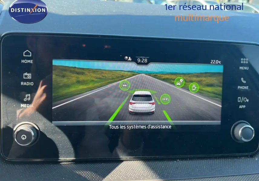 Écran central du tableau de bord de la Skoda Fabia 2025 affichant l'assistance à la conduite avec vue arrière du véhicule reflex silver.