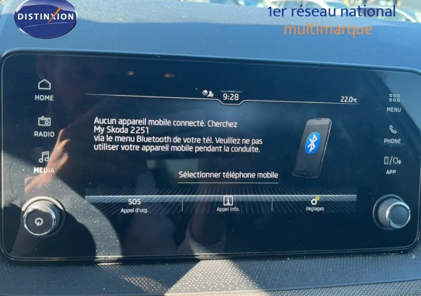 Écran tactile central de la Skoda Fabia 2025 affichant le menu Bluetooth, intérieur gris noir visible.