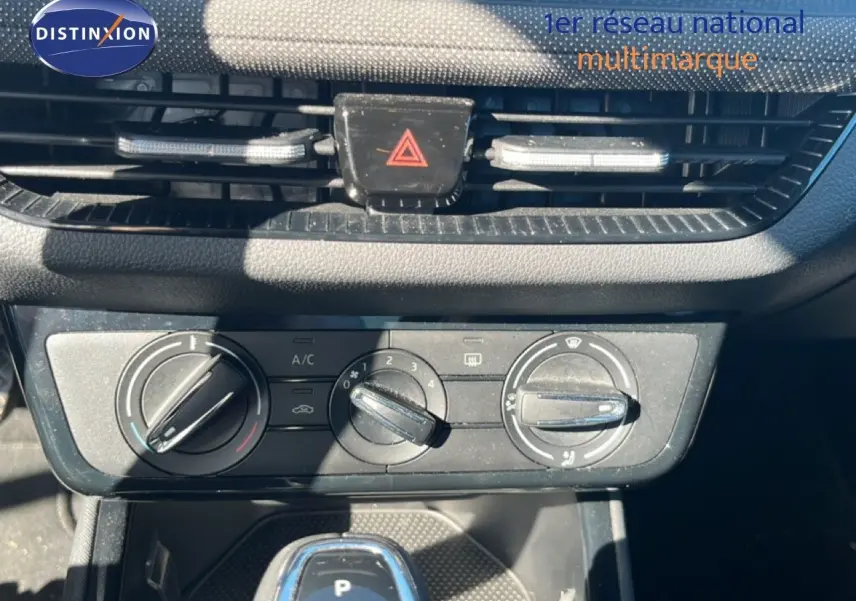Gros plan sur la console centrale d'une Skoda Fabia 2025, montrant les commandes de climatisation et le levier de boîte automatique.