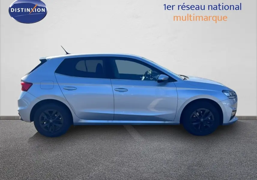 Profil droit d'une Skoda Fabia 2025 en Reflex Silver Metal avec jantes noires et vitres teintées.